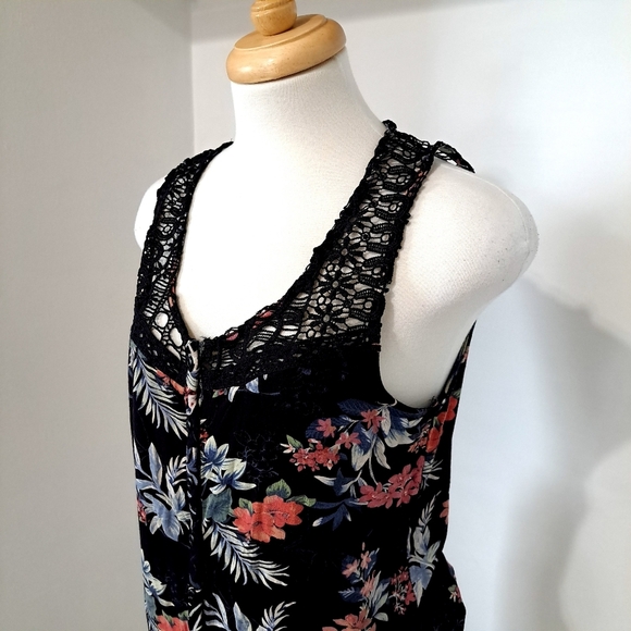 Kismet | Black tropical pattern button up women's tank top - Picture 2 of 9